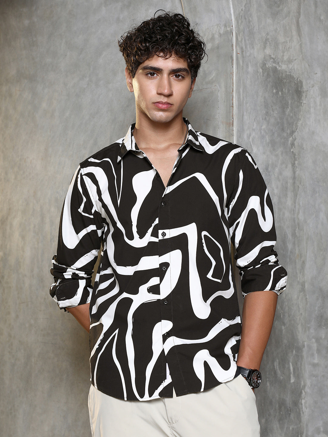 Contrast-Graffiti Imprint Shirt