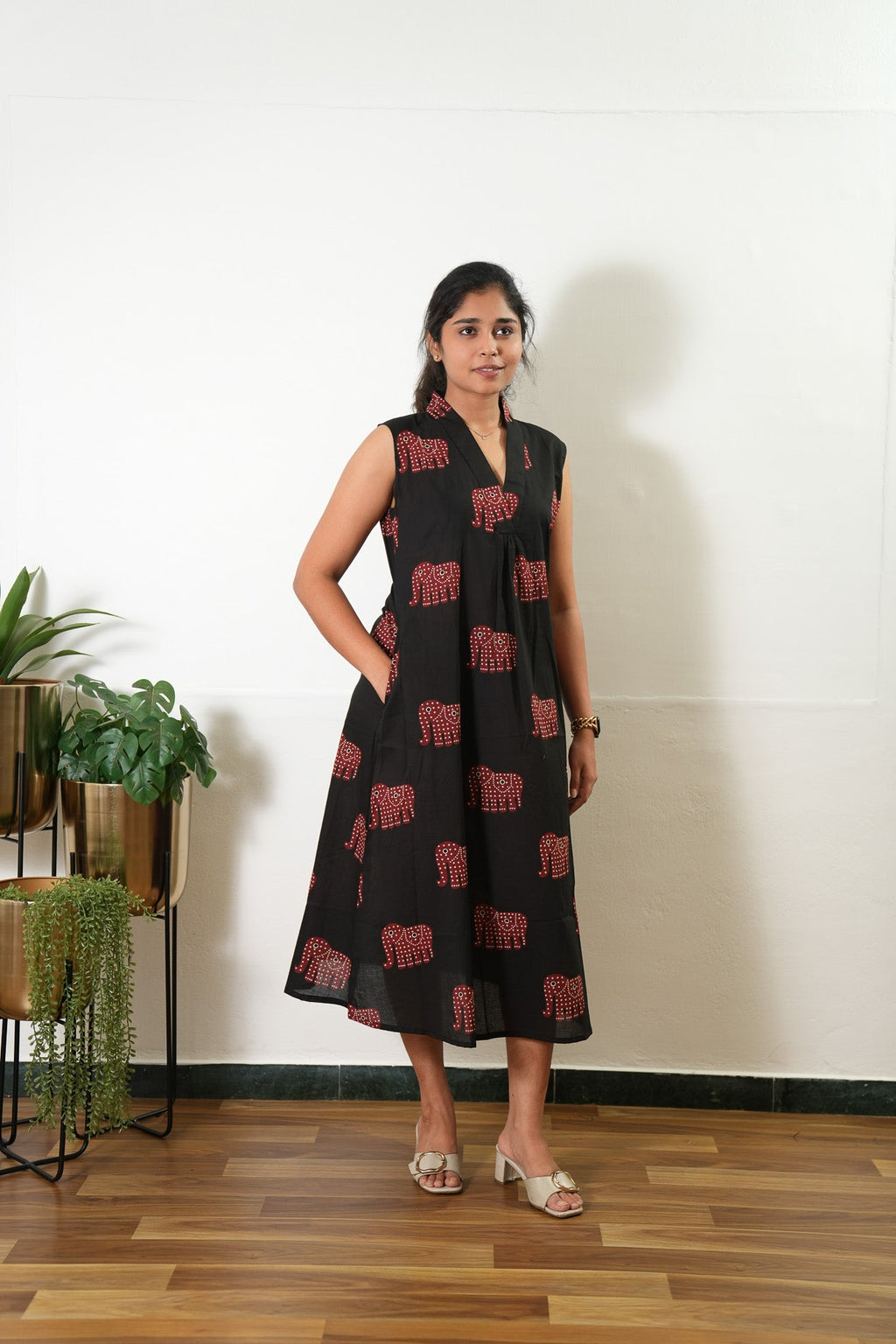 Ira cotton v neck gathered dress-Black elephant(attached sleeves)