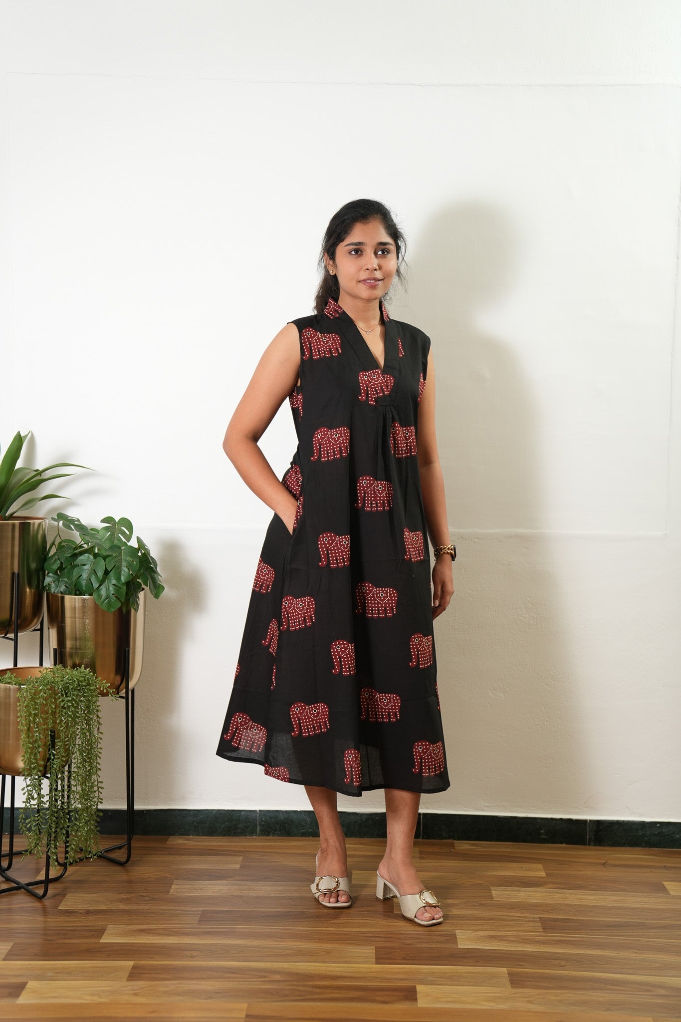 Ira cotton v neck gathered dress-Black elephant(attached sleeves)