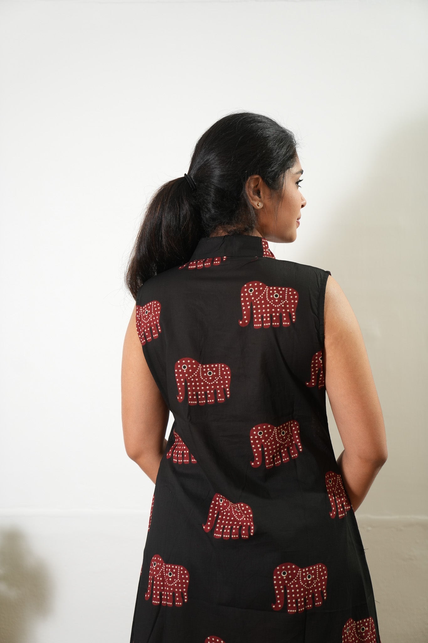 Ira cotton v neck gathered dress-Black elephant(attached sleeves)