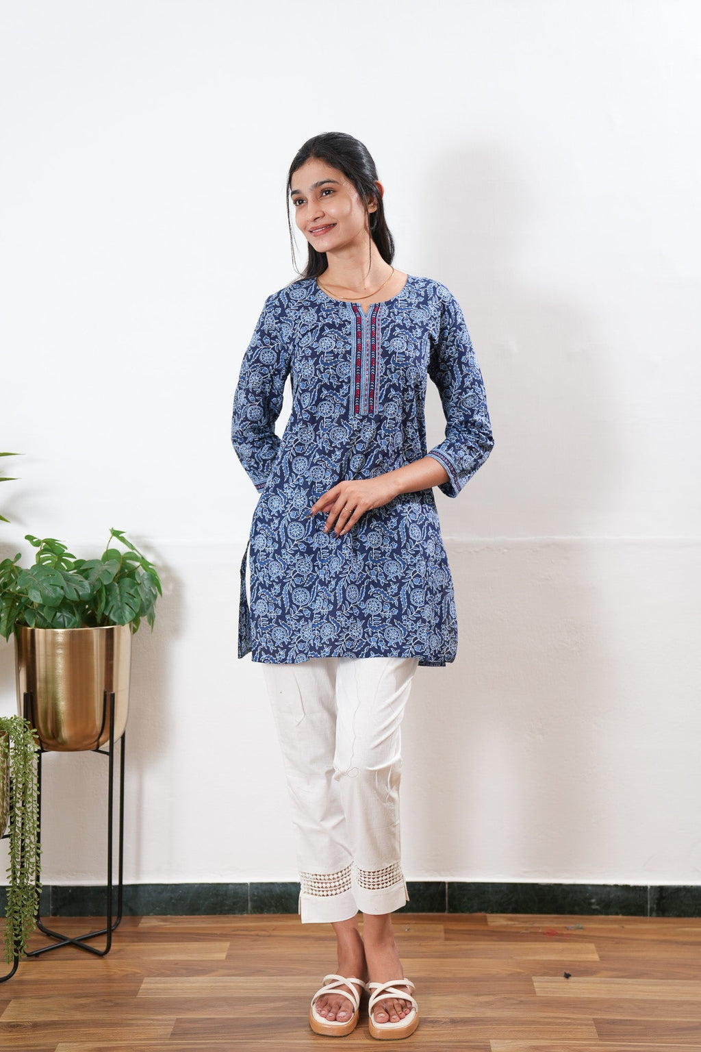 Round neck cotton short kurti - Indigo