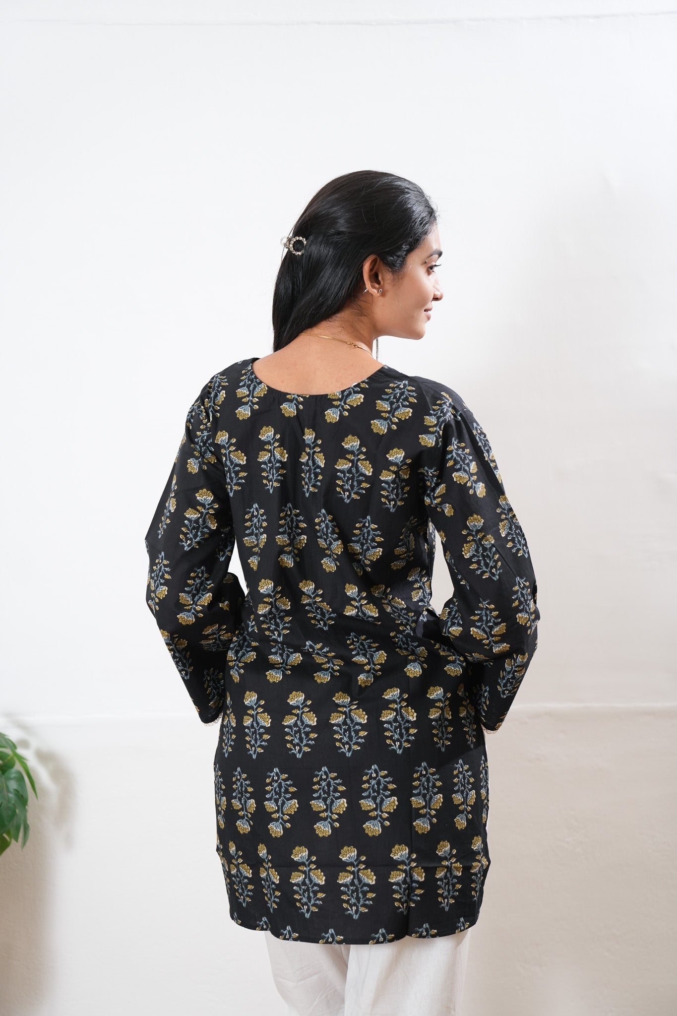 V neck cotton short kurti - Onyx