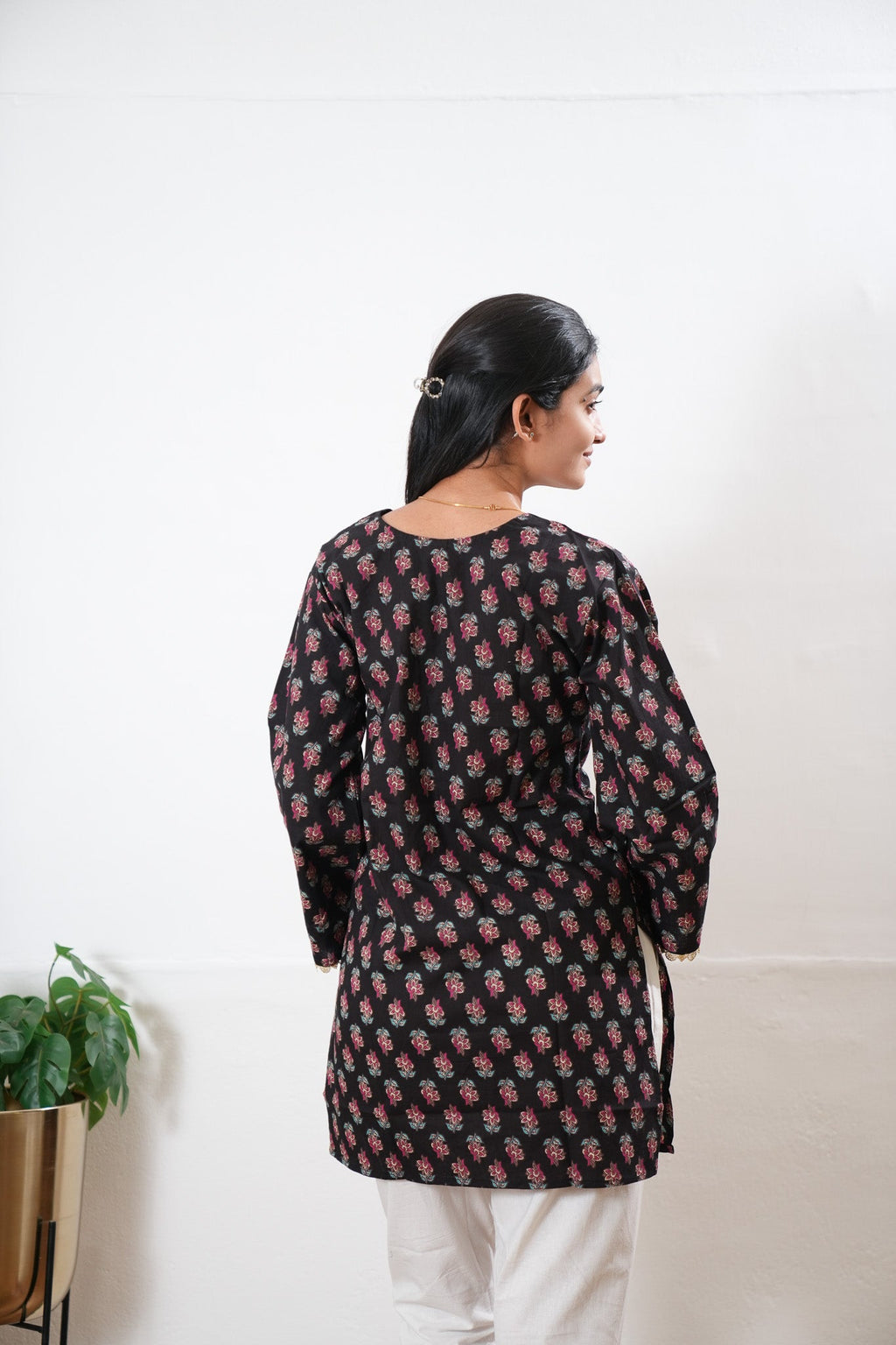V neck cotton short kurti - Midnight black