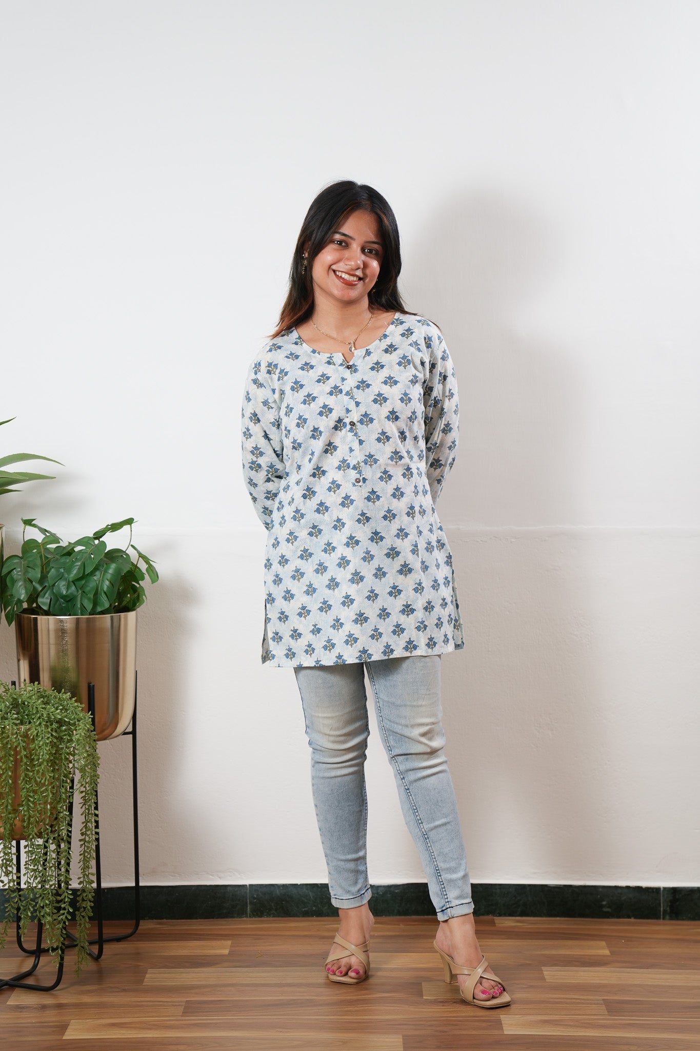 Round neck cotton short kurti - Blue butta