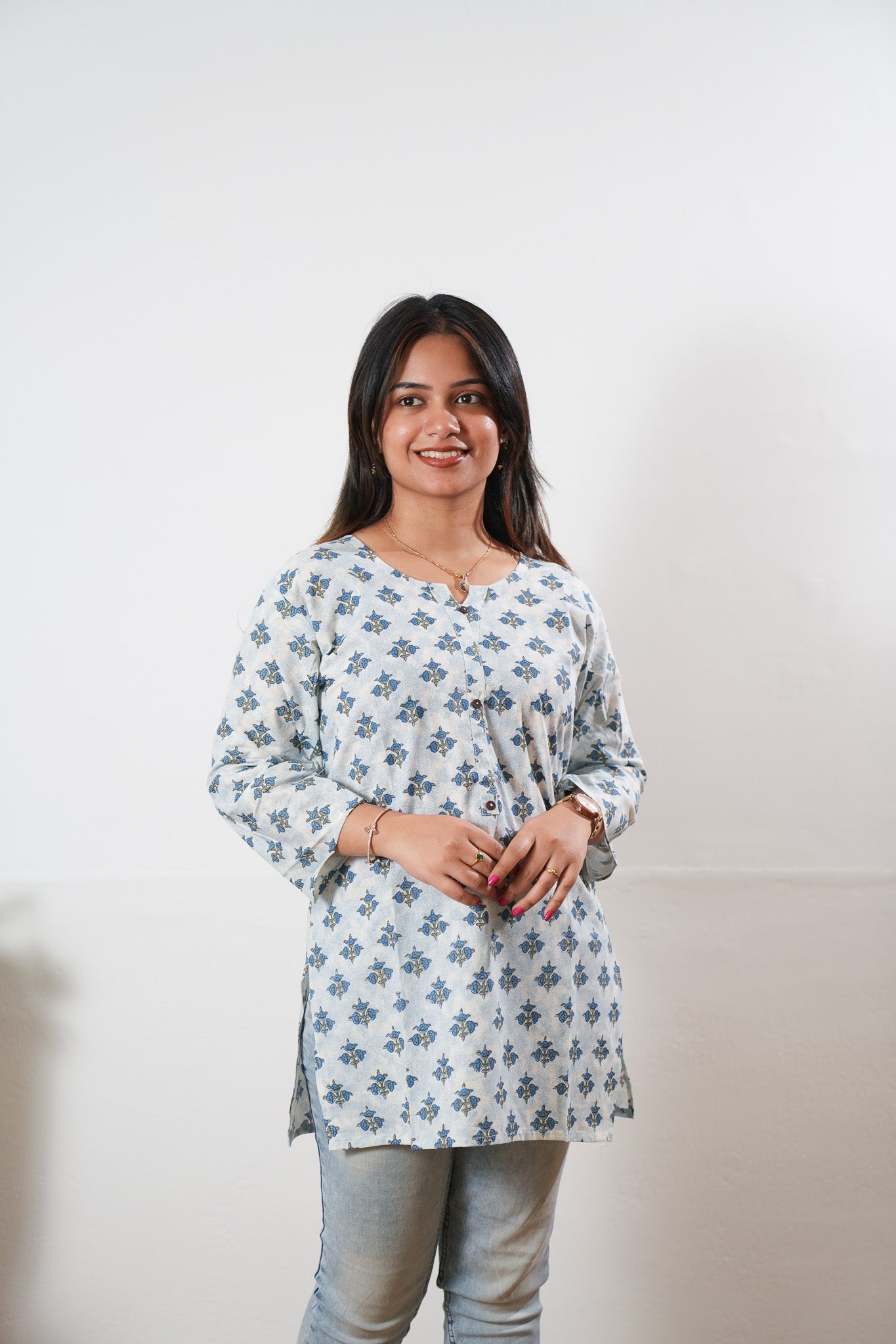 Round neck cotton short kurti - Blue butta