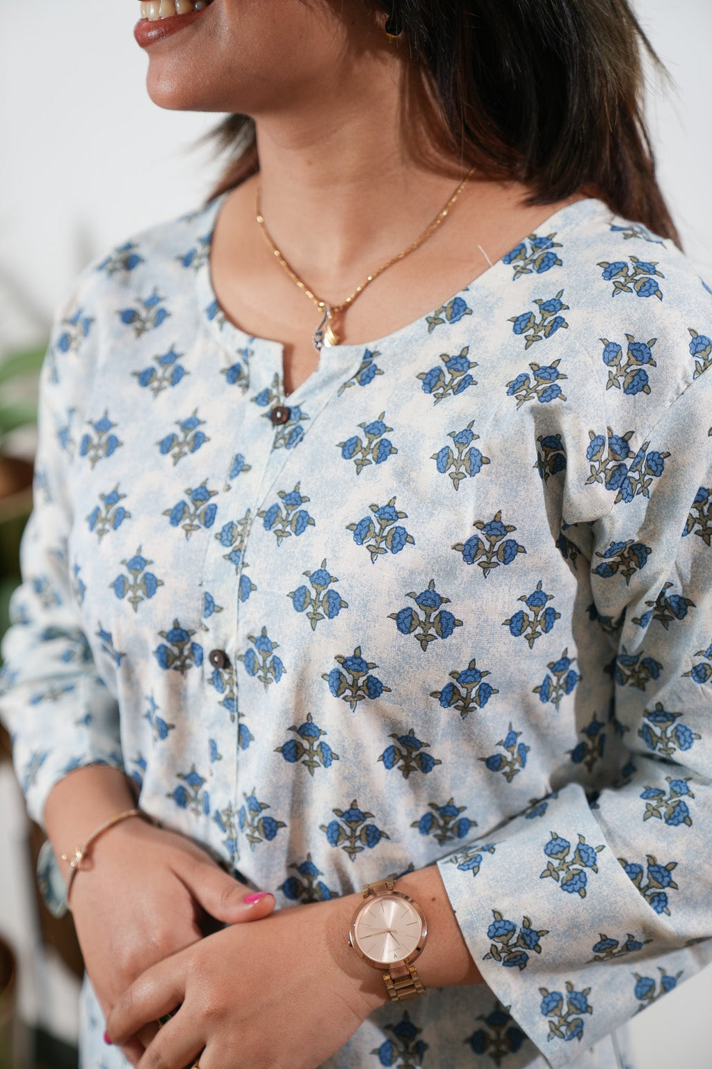 Round neck cotton short kurti - Blue butta