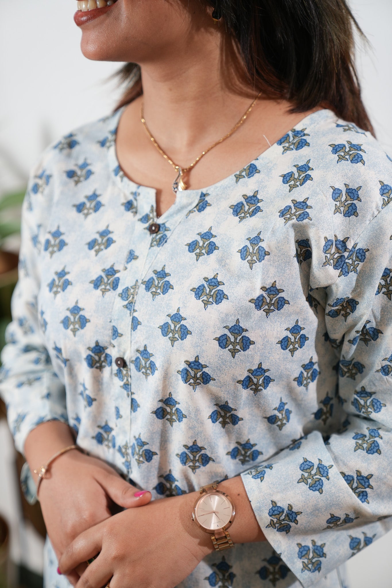 Round neck cotton short kurti - Blue butta