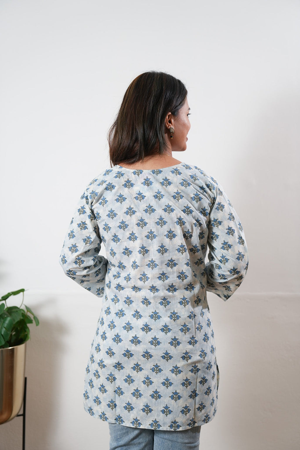 Round neck cotton short kurti - Blue butta
