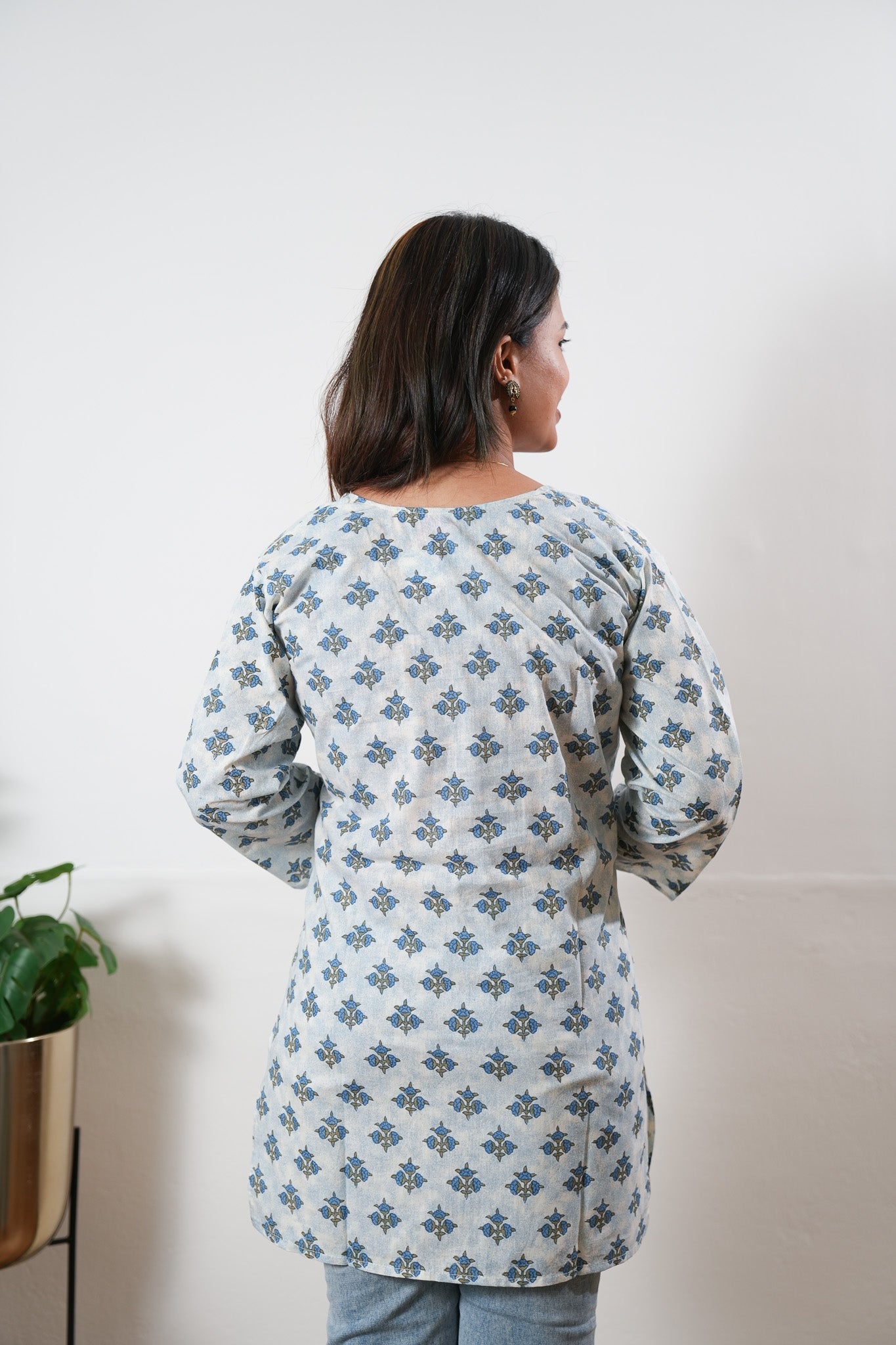Round neck cotton short kurti - Blue butta